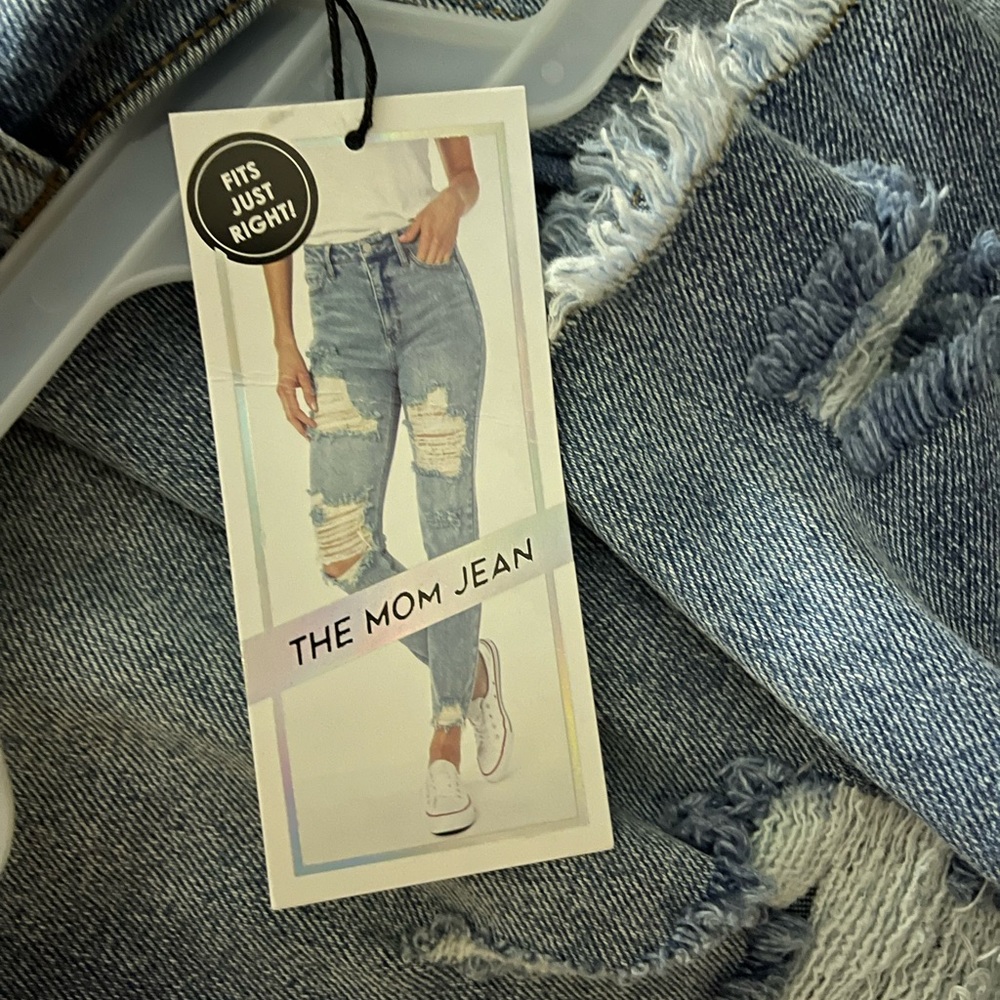 Hi-rise distressed mom jean NEW never been worn size 5